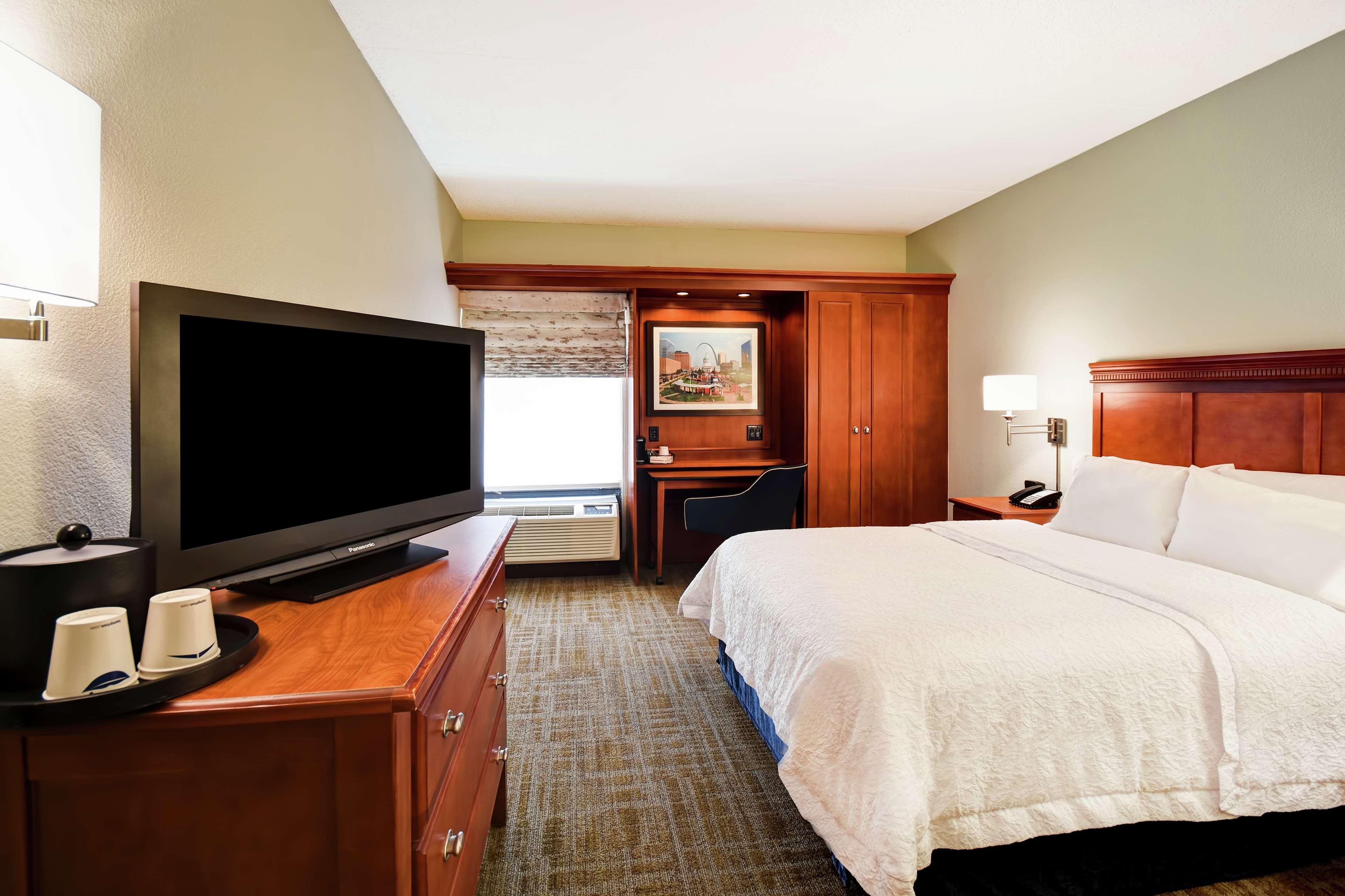 Hampton Inn St. Louis - Westport Maryland Heights Buitenkant foto