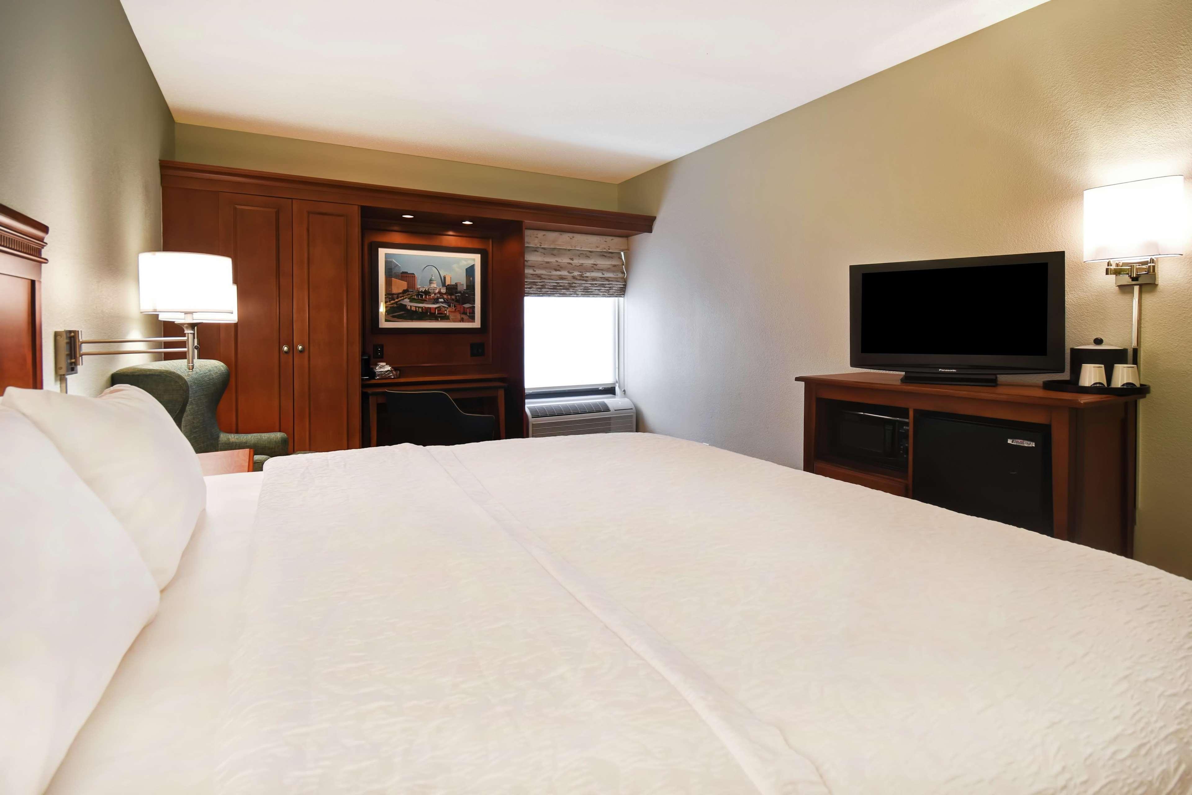 Hampton Inn St. Louis - Westport Maryland Heights Buitenkant foto